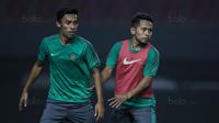 Pemain Timnas Indonesia, Fadil Sausu dan Andik Vermansah, saat latihan di Stadion Patriot, Bekasi, Senin (2/10/2017). Latihan ini merupakan persiapan jelang laga persahabatan melawan Kamboja. (Bola.com/Vitalis Yogi Trisna)