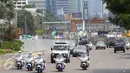 Iring-iringan rombongan Raja Arab Salman bin Abdulaziz al-Saud melintas di Jalan MH Thamrin, Jakarta, Kamis (2/3). Pada hari kedua kunjungannya ke Indonesia, Raja Salman bin Abdulaziz al-Saud menjalani sejumlah agenda. (Liputan6.com/Immanuel Antonius)