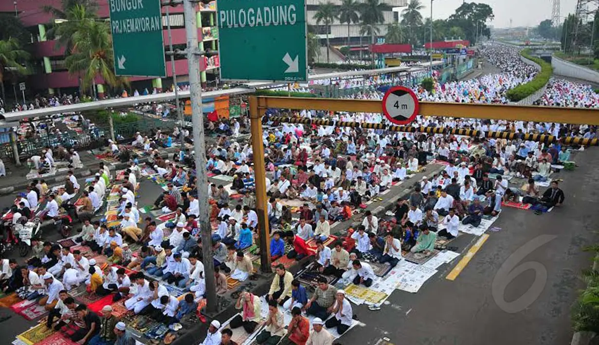 Salat Idul Fitri menjadi puncak perayaan kemenangan setelah umat muslim menjalankan ibadah puasa di bulan Ramadan (Liputan6.com/Johan Tallo)