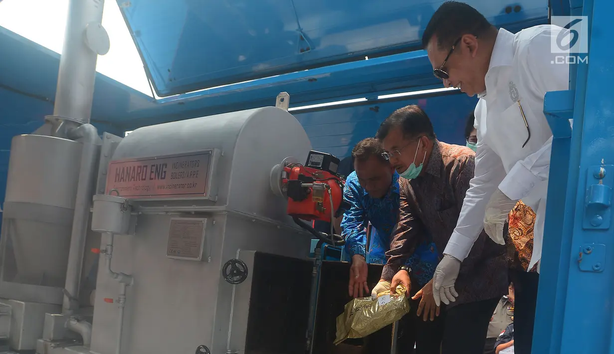 Wakil Presiden Jusuf Kalla (tengah) memusnahkan narkotika jenis sabu di lapangan silang Monas, Jakarta, Jumat (4/5). Badan Narkotika Nasional dan Direktorat IV Bareskrim Polri memusnahkan 2.647 ton narkotika jenis sabu. (Merdeka.com/Imam Buhori)