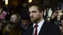 Penampilan Robert Pattinson yang membuatnya hampir tak dikenali saat menghadiri pemutaran film "Life" di Berlin, Jerman, 9 Februari 2015. (AFP PHOTO/John MACDOUGALL)