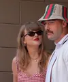 Musisi AS Taylor Swift (kiri) dan pemain NFL AS Travis Kelce (kanan) menghadiri pertandingan final putra antara Jannik Sinner dari Italia dan Taylor Fritz dari AS pada hari keempat belas turnamen tenis AS Terbuka di USTA Billie Jean King National Tennis Center di New York City, pada 8 September 2024.TIMOTHY A.&nbsp;(Dok: CLARY / AFP)