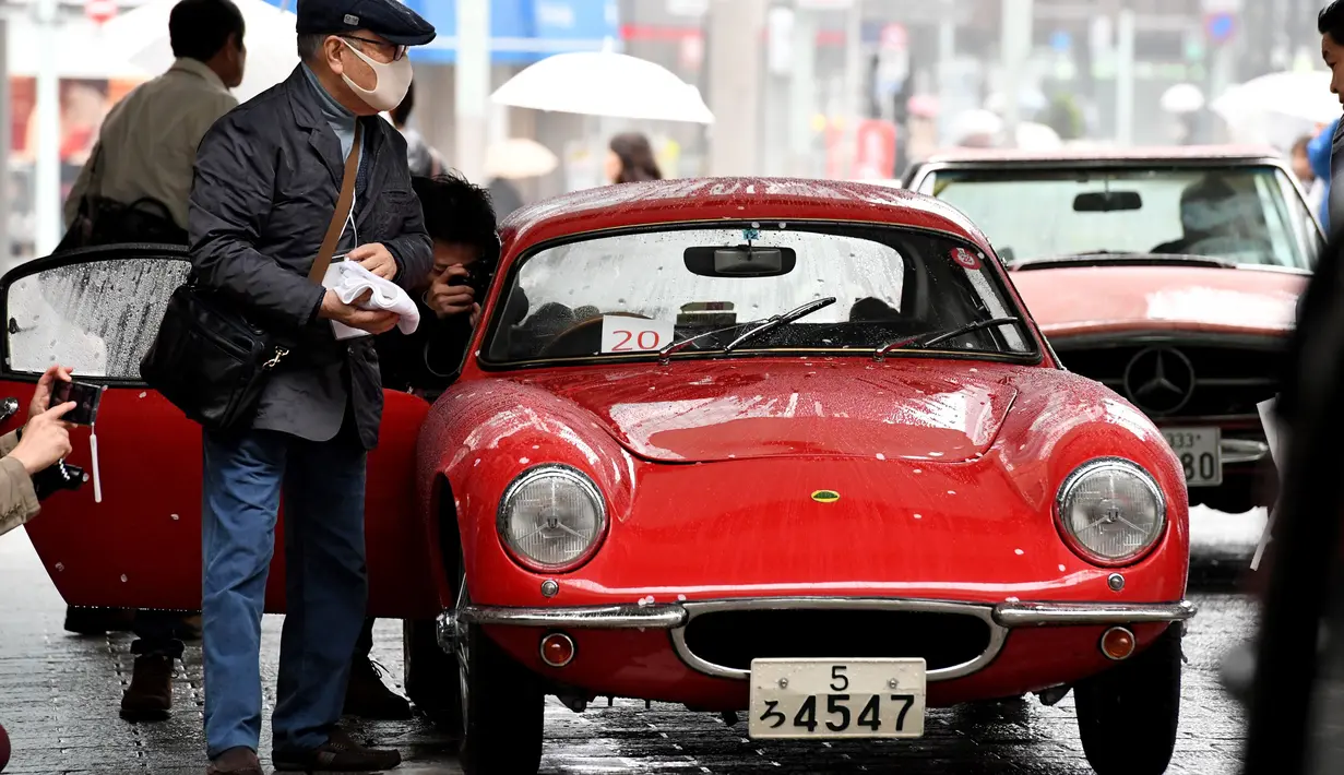 Seorang juru foto menggambil gambar interior mobil Lotus Elite Series II keluaran 1961 saat pameran Japan Classic Automobile 2017 di jembatan Nihonbashi di Tokyo, Jepang (9/4). (AFP/Toshifumi Kitamura)