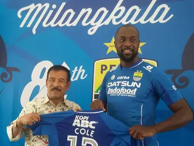 Manajer Persib Bandung, Umuh Muchtar, memperkenalkan pemain anyarnya, Carlton Cole di Graha Persib Bandung, Jawa Barat, Kamis (30/3/2017). Carlton Cole resmi diperkenalkan sebagai striker baru Maung Bandung. (Bola.com/Erwin Snaz)