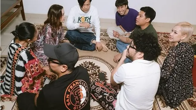 Momen Seru Buka Bersama para Musisi di Rumah Ariel Noah
