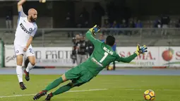 Pemain Inter Milan, Borja Valero mgecoh kiper Verona saat mencetak gol pada laga Serie A di Bentegodi stadium, Verona, (30/10/2017). Inter Milan menang 2-1. (Filippo Venezia/ANSA via AP)