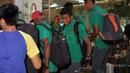 Kiper Timnas Indonesia, Teja Paku Alam, yang menggantikan Dian Agus turut serta dalam tim di Ninoy Aquino International Airport (NAIA), Manila, Filipina, (17/11/2016). (Bola.com/Nicklas Hanoatubun)
