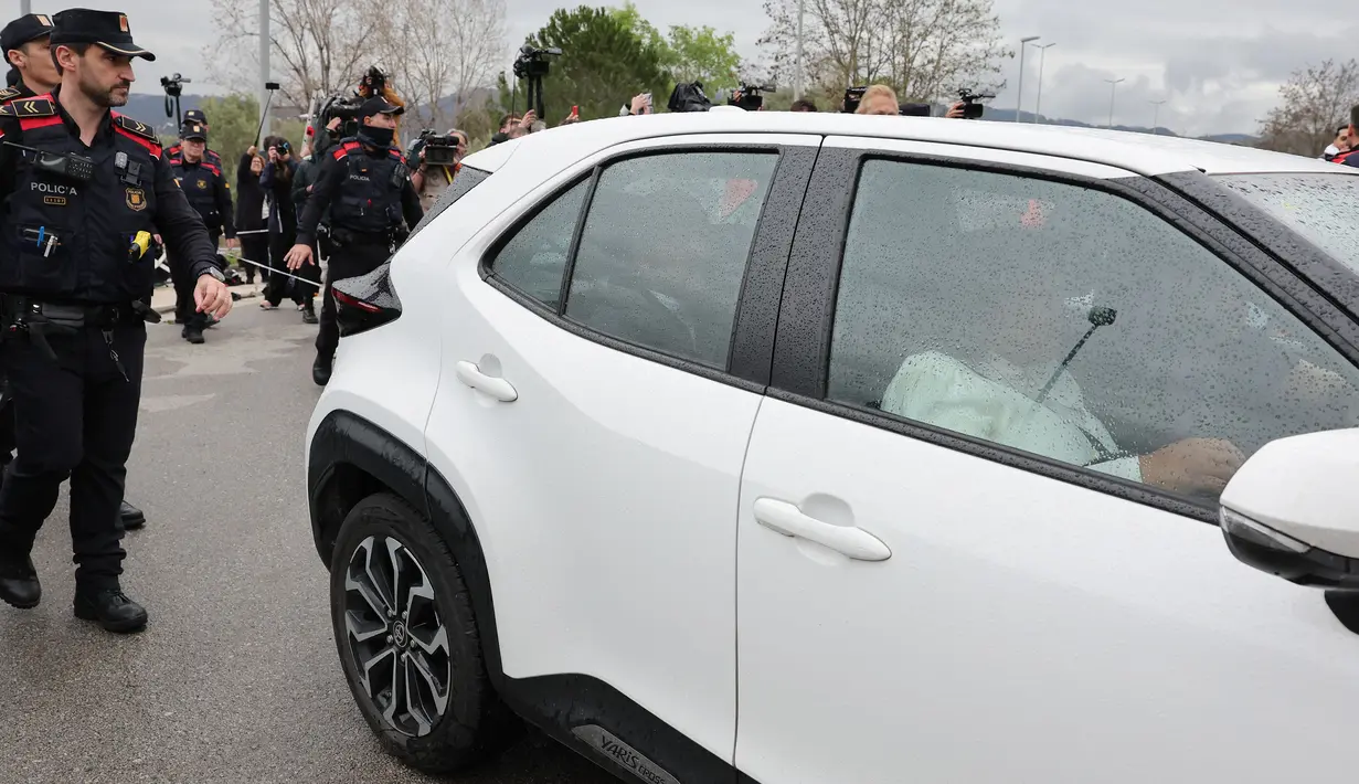 Pemain Brasil, Dani Alves mengendarai mobilnya saat meninggalkan penjara Brians 2 di San Esteban Sasroviras, Barcelona, Spanyol, 25 Maret 2024. Alves bebas dari penjara setelah membayar uang jaminan 1 juta euro ke Pengadilan Barcelona. (AFP/Lluis Gene)