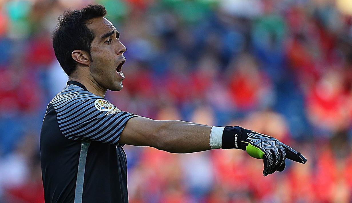 5. Claudio Bravo, tidak cocoknya Pep Guardiola dengan Joe Hart membuat kiper Chile ini dijadikan solusi untuk didatangkan ke Manchester City. Harga senilai 17 juta pounds dikabarkan Squawka sudah disepakati oleh City dan Barca. (AFP/Jim Rogash) 