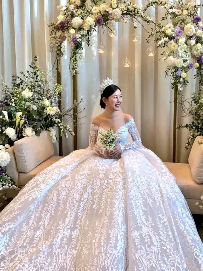 Foto Cantiknya Lee Da In Pakai 3 Gaun Pengantin Berbeda saat Menikah dengan Lee Seung Gi