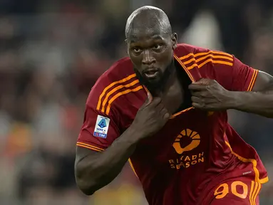 Pemain AS Roma Romelu Lukaku melakukan selebrasi usai mencetak gol ke gawang US Lecce pada pertandingan sepak bola Serie A Liga Italia di Stadio Olimpico, Roma, Italia, Minggu (5/11/2023). (Alfredo Falcone/LaPresse via AP)