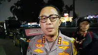 Kabid Humas Polda Metro Jaya, Kombes Pol Ade Ary usai memantau situasi secara langsung pada Kamis (20/11/2024) malam. (Liputan6.com/Ady Anugrahadi)