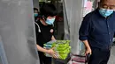 <p>Orang-orang meninggalkan supermarket setelah membeli makanan dan kebutuhan rumah tangga di Beijing pada 25 April 2022. Kekhawatiran penguncian Covid memicu pembelian panik dan antrean panjang untuk pengujian massal di Beijing pada 25 April ketika otoritas China bergegas untuk membasmi wabah di ibu kota. (AFP/Noel Celis)</p>