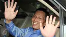 Panitera MK Kasianur Sidauruk melambaikan tangan seusai diperiksa KPK, Jakarta, Kamis (2/6/2015). Kasianur diperiksa sebagai saksi kasus suap sengketa pilkada Kabupaten Morotai di MK 2011 dengan tersangka RS (Rusli Sibua). (Liputan6.com/Helmi Afandi)
