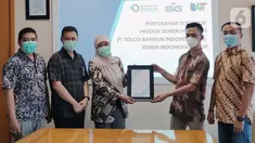 Lembaga Sertifikasi Produk B4T menyerahkan sertifikat SNI kepada perwakilan PT Semen Indonesia (Persero) Tbk (SIG) di Jakarta, Jumat (28/05/2021). SIG meluncurkan inovasi terbaru produk semen hidraulis tipe HE pertama di Indonesia yang telah lulus uji. (Liputan6.com/HO/SIG)