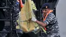 Anggota TNI menurunkan puing Lion Air JT 610 dari KRI Torani di posko evakuasi JICT 2, Tanjung Priok, Jakarta, Kamis (1/11).  Tim SAR gabungan kembali menemukan potongan tubuh korban dan puing pesawat Lion Air JT 610. (Merdeka.com/Iqbal S. Nugroho)