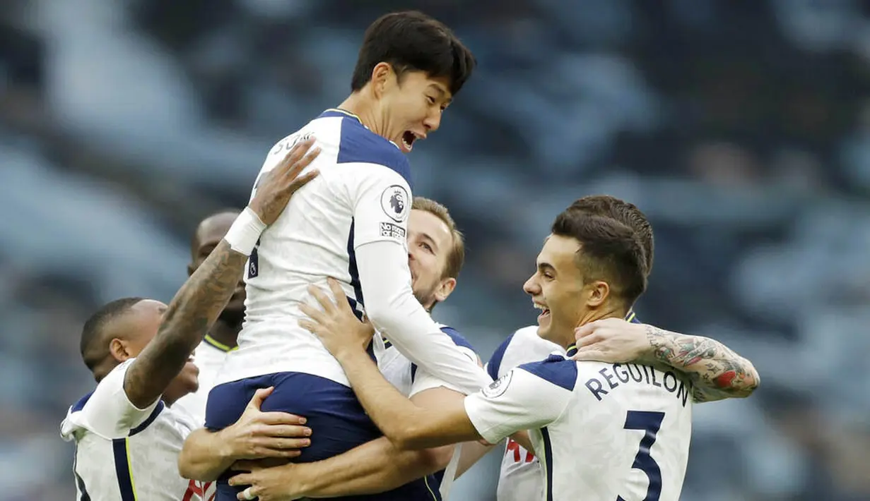 Para pemain Tottenham Hotspur merayakan gol yang dicetak oleh Son Heung-min ke gawang West Ham United pada laga Liga Inggris Senin (19/10/2020). Kedua tim bermain imbang 3-3. (AP/Matt Dunham, Pool)