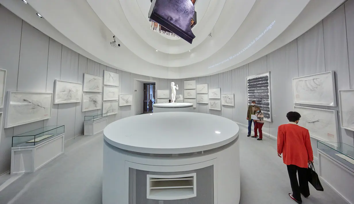Orang-orang mengunjungi pameran memperingati 250 tahun kelahiran komposer dan pianis Ludwig van Beethoven di Kunsthistorisches Museum di Wina, Austria, pada 1 Oktober 2020. (Xinhua/Georges Schneider)