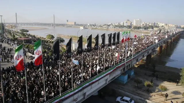 Para pelayat memenuhi jalanan di ibu kota Tehran. Mereka menyambut kedatangan jenazah Qasem Soleimani.