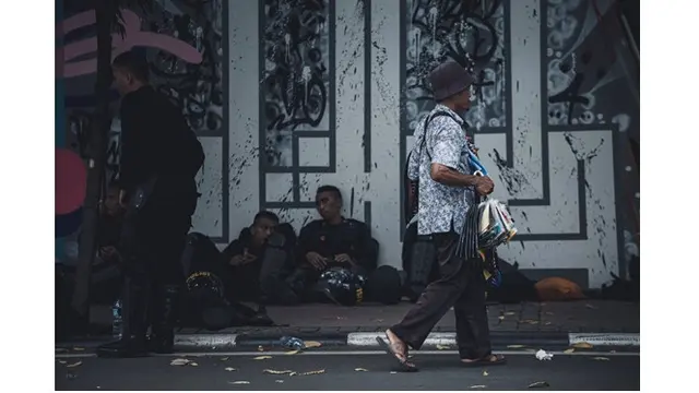 10 Potret Pedagang yang Berjualan Saat Aksi 22 Mei, Tak Peduli Situasi
