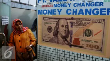 Seorang pengunjung mendatangi tempat penukaran uang di Jakarta, Senin (24/8/2015). Nilai tukar rupiah terhadap dolar Amerika Serikat (AS) terus menguat, Posisi dolar terus beranjak hingga di kisaran Rp 14.150. (Liputan6.com/Johan Tallo)