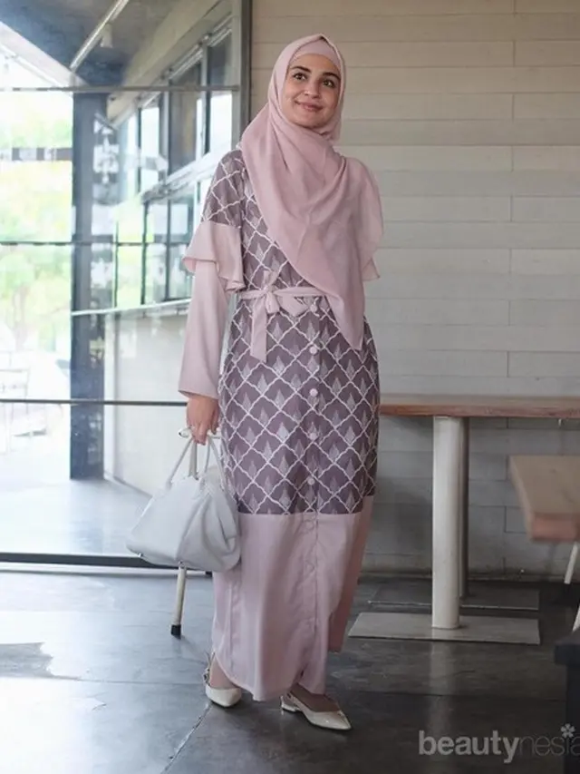 Inspirasi Model Gamis Batik ala Artis