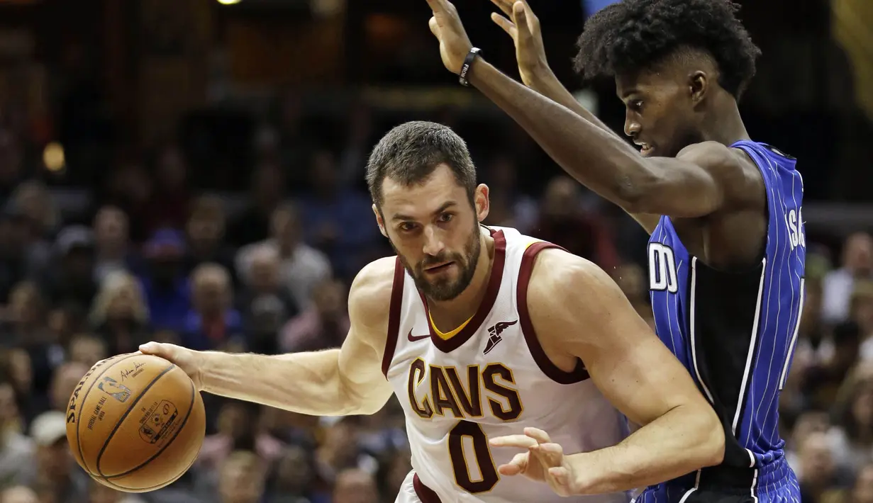Pebasket Cleveland Cavaliers, Kevin Love, berusaha melewati pebasket Orlando Magic, Jonathan Isaac, pada laga NBA di Quicken Loans Arena, Ohio, Sabtu (21/10/2017). Cleveland Cavaliers kalah 93-114 dari Orlando Magic. (AP Photo/Tony Dejak)