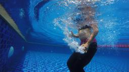Atlet lompat jauh Indonesia, Maria Londa, berlari di air saat latihan fisik di Hotel Century Senayan, Jakarta, Jumat (11/5/2018). Latihan ini merupakan persiapan jelang Asian Games XVIII. (Bola.com/Vitalis Yogi Trisna)