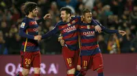 Lionel Messi (tengah) melakukan selebrasi bersama rekan setimnya usai mencetak gol kegawang Valencia pada piala Copa del Rey melawan Valencia di Stadion Camp Nou, (3/2/2016). Messi mencetak 3 gol di pertandingan ini. (REUTERS/Albert Gea)