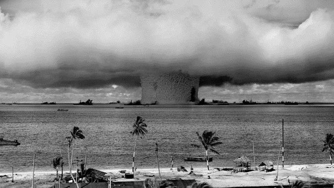 Ledakan 'Baker, yang menjadi bagian dari Operation Crossroads di Bikini Atoll tahun 1946 (U.S. Department of Defense/Creative Commons)