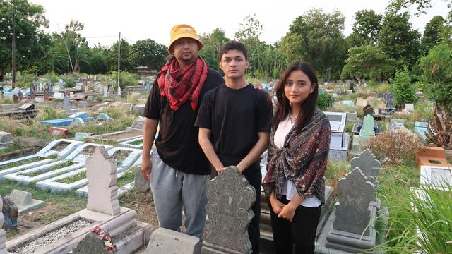 Momen Nayla D Purnama dan Anggy Umbara nyekar ke makam almarhumah Vina di Cirebon Jawa Barat, November 2023. (Foto: Dok. Dee Company)
