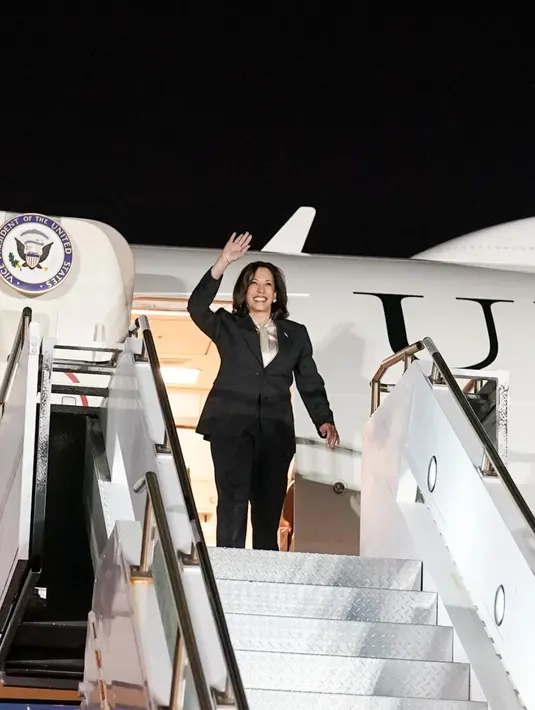 Saat tiba di Jakarta, Kamala Harris terlihat mengenakan outfit dengan ciri khasnya. Blazer dan celana panjang hitam, yang dikombinasikan dengan blouse cokelat. [Foto: Instagram/vp]