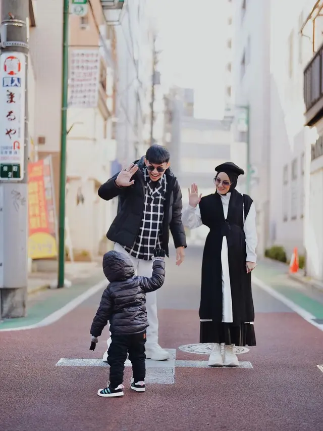 10 OOTD Kompak ala Keluarga Dinda Hauw dan Rey Mbayang, Family Goals Panutan