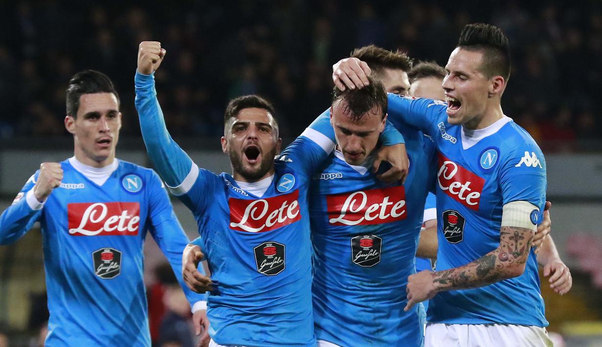 Para pemain Napoli merayakan gol Vlad Chiriches (2kanan) saat melawan AC Chievo Verona pada lanjutan Serie A 2015-2016 di Stadion San Paolo, Naples, Minggu (6/3/2016) dini hari WIB.  (AFP/Carlo Hermann)