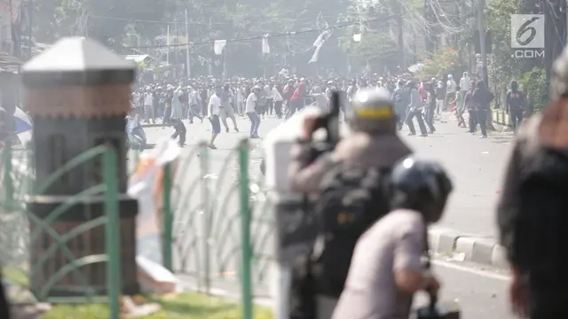 Massa Aksi dan Polisi Bentrok di Petamburan