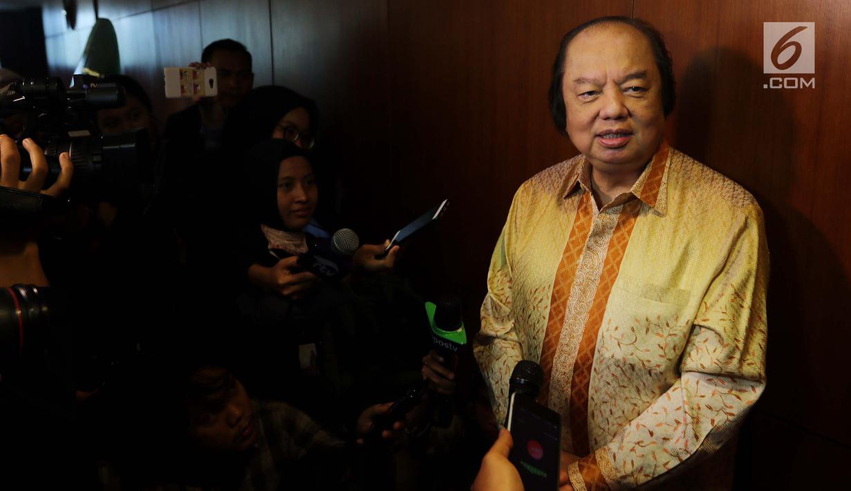 Pendiri Mayapada Group Dato Sri Tahir memberi keterangan pers usai menukarkan dolar AS dan dolar Singapura, Jakarta, Senin (15/10). Pengusaha 66 tahun kelahiran Surabaya ini menukarkan dolarnya karena inisiatif pribadi. (Liputan6.com/Johan Tallo)