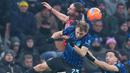 Pemain AC Milan, Adrien Rabiot, duel udara dengan pemain Inter Milan, Nicolo Barella, pada laga Italia di Stadion Giuseppe Meazza, Senin (2411/2025). (AP Photo/Antonio Calanni)