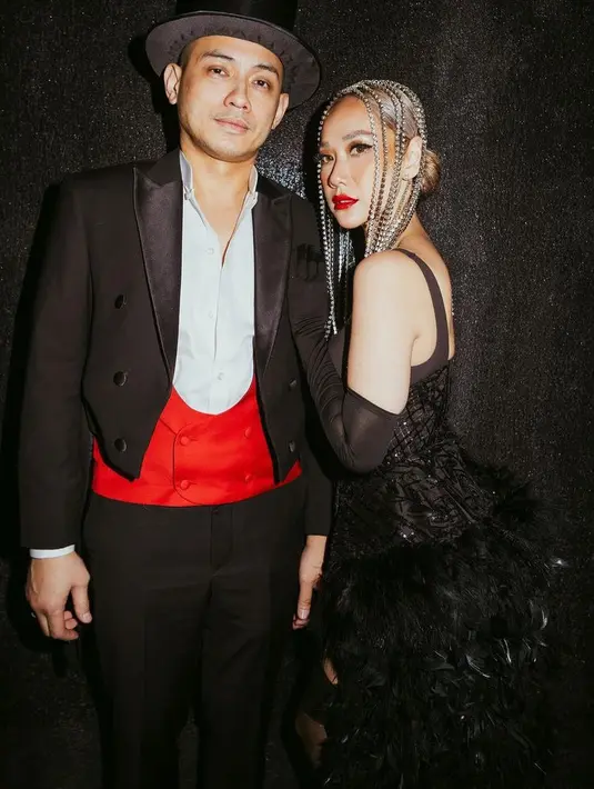 Tiko pun selalu ada disetiap momen penting BCL, seperti saat pesta ulang tahun. Ia tampil dengan mengenakan tuxedonya.  [@tikoaryawardhana]