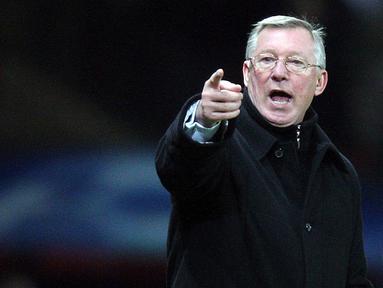 Salah satu aksi yang paling terkenal dari Sir Alex adalah hair-dryer treatment-nya. Saat melakukan itu, ia akan berteriak dengan keras di muka pemain yang ia marahi sehingga para pemain itu tidak berkutik. (Foto: AFP/Stringer)