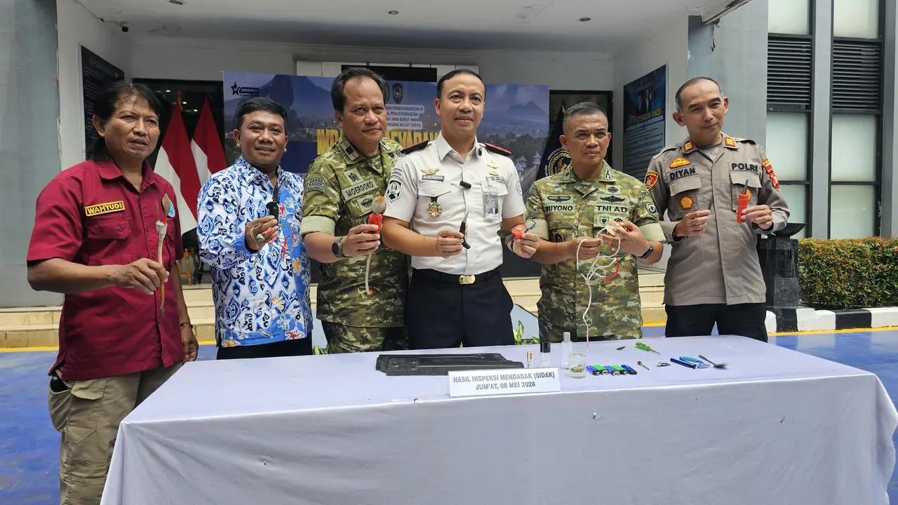 Kepala Rutan Kelas I Depok, Agung Nurbani memperlihatkan sejumlah benda terlarang kamar warga binaan Rutan Kelas I Depok. (Liputan6.com/Dicky Agung Prihanto)