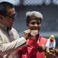 Atlet lompat jauh Indonesia, Rica Oktavia, foto bersama Menpora, Imam Nahrawi, usai meraih medali emas Asian Para Games 2018 di SUGBK, Jakarta, Senin (8/10/2018). (Bola.com/Vitalis Yogi Trisna)