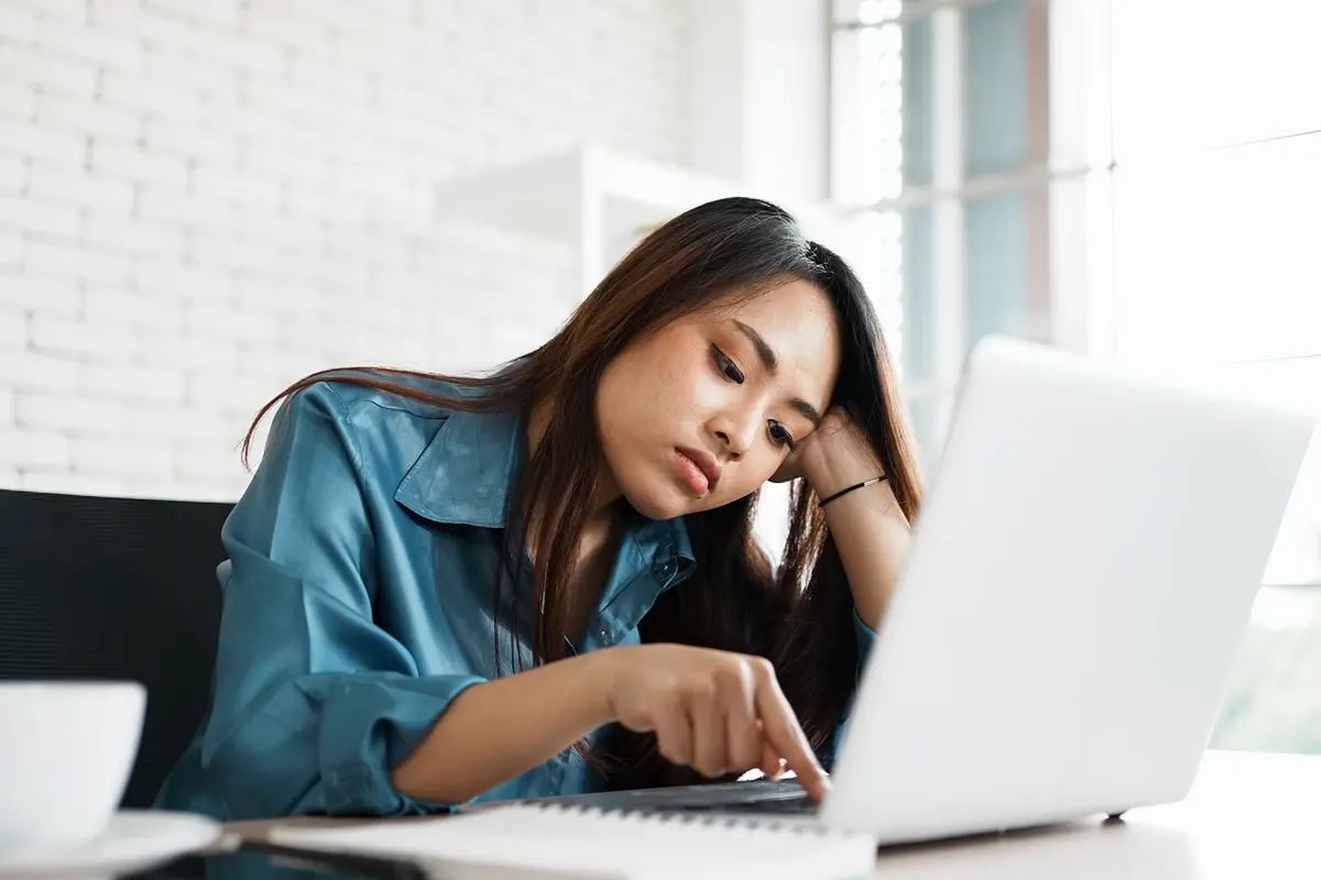 perempuan lelah bekerja
