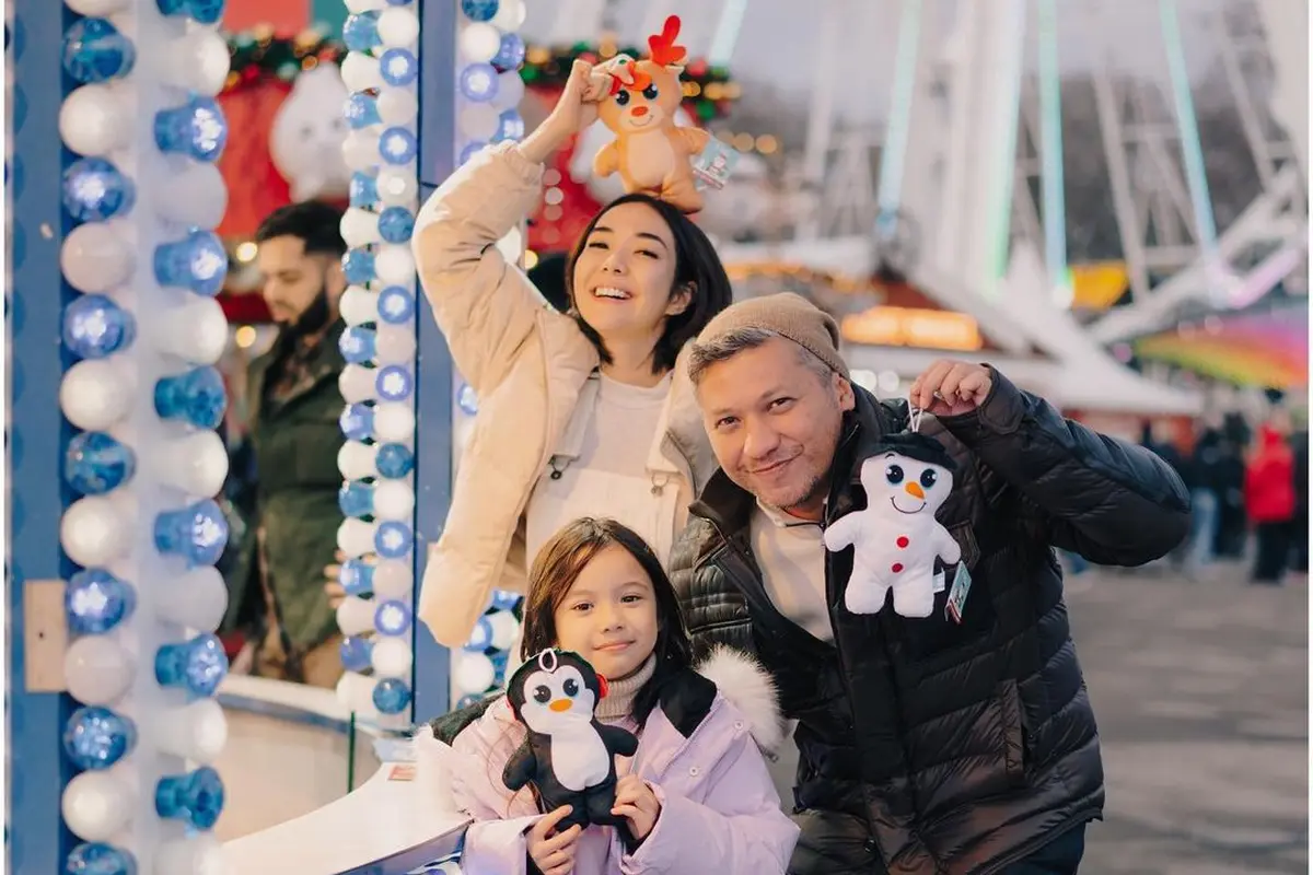 Kebersamaan Gading, Gempi dan Gisel saat kunjungi Winter Wonderland di London