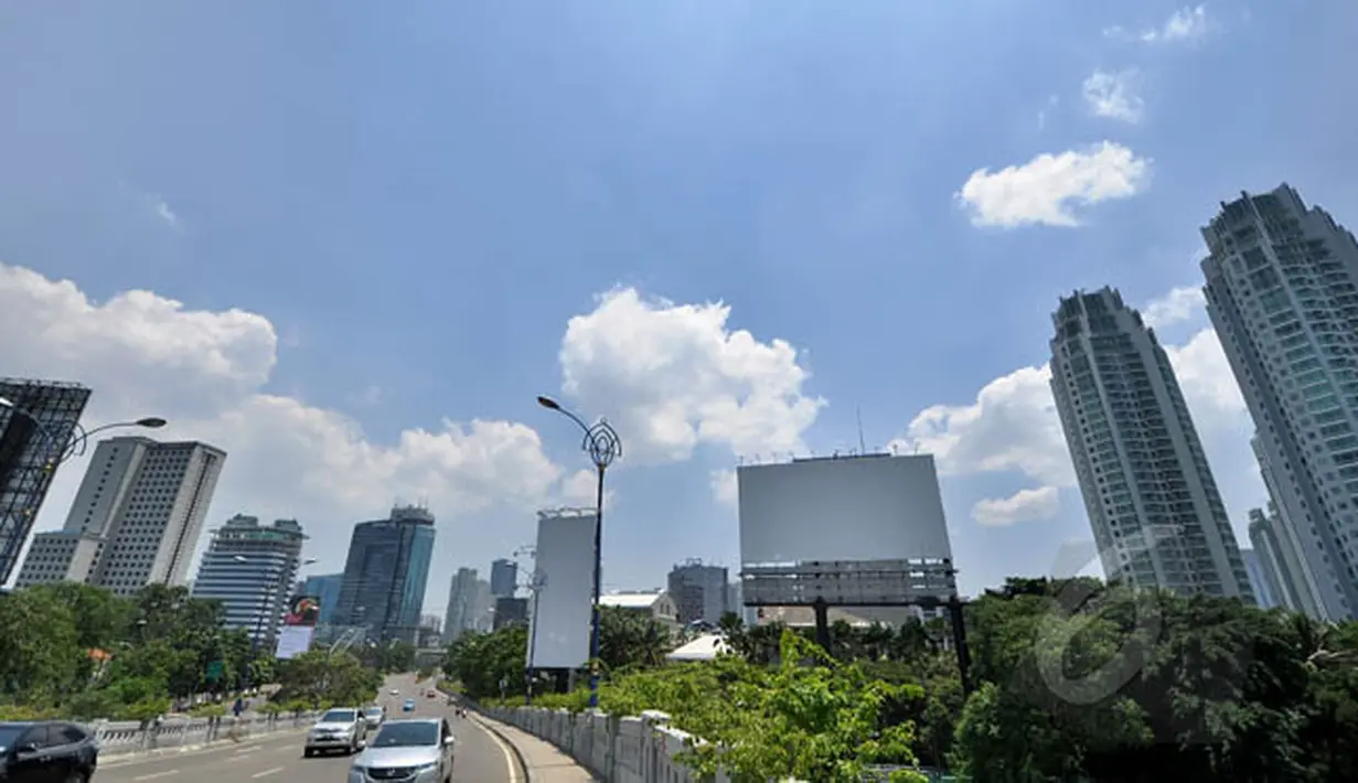 Suasana gedung bertingkat yang terlihat dari kawasan Kuningan, Jakarta, Minggu (22/2/2015). Pemprov DKI Jakarta menargetkan perolehan Pajak Bumi dan Bangunan (PBB) tahun 2015 sebesar Rp 8 triliun. (Liputan6.com/Faizal Fanani)