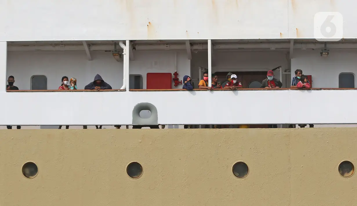 Sejumlah penumpang Kapal Doro Londa saat tiba di Pelabuhan Tanjung Priok, Jakarta, Kamis (20/5/2021). Pelabuhan Tanjung Priok kembali beroperasi pasca larangan mudik Lebaran 2021 dari Pemerintah. (Liputan6.com/Herman Zakharia)