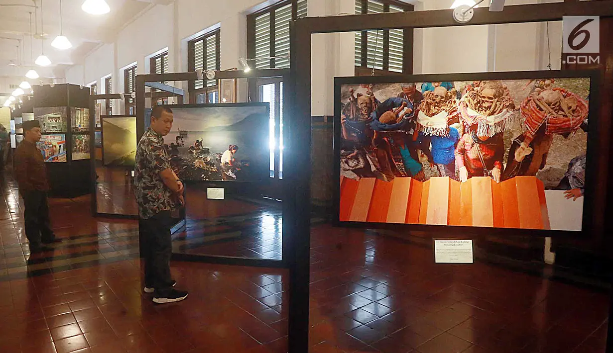Pengunjung melihat karya foto yang dipamerkan di Museum Mandiri, Jakarta, Kamis (27/7). Pameran foto tersebut diikuti oleh 7 negara yaitu Vietnam, Singapura, Malaysia, Thailand, Australia, Belanda, Inggris dan Indonesia. (Liputan6.com/Pool)