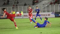 Gelandang Timnas Indonesia U-20, Rahmat Syawal (kiri) menghalau bola dari ancaman gelandang Uzbekistan U-20, Jurabek Juraev pada laga uji coba internasional di Stadion Madya, Senayan, Jakarta, Selasa (30/1/2024). (Bola.com/M Iqbal Ichsan)