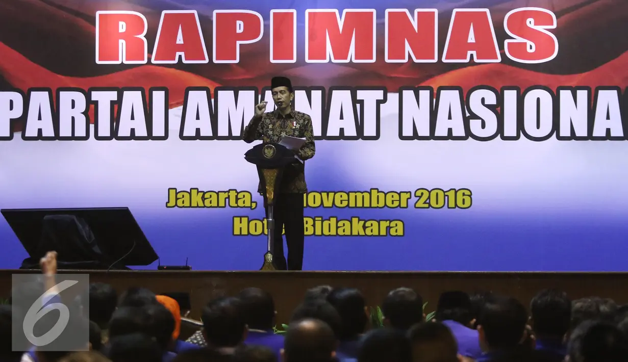 Presiden Joko Widodo saat berpidato di acara Rapimnas PAN di Jakarta, Minggu (13/11). Rapimnas tersebut beragendakan persiapan menghadapi Pilkada serentak 2017 dan perkembangan situasi politik di Indonesia. (Liputan6.com/Herman Zakharia)