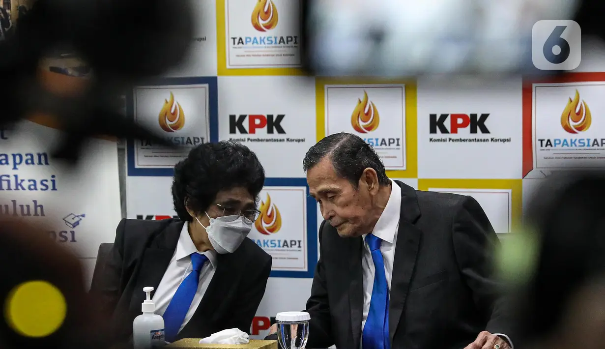 Ketua Dewas KPK Tumpak Hatorangan Panggabean (kanan) berbincang usai persidangan  dugaan pelanggaran etik Wakil Ketua KPK Lili Pintauli Siregar di Gedung Pusat Edukasi Antikorupsi KPK, Jakarta, Senin (10/7/2022). Salah satu alasan gugurnya sidang karena Lili sudah resmi mengundurkan diri dari pimpinan KPK. (Liputan6.com/Faizal Fanani)