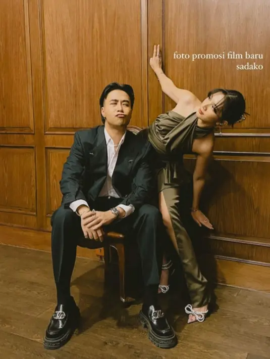Bukan Vidi dan Sheila namanya kalau belum bikin ngakak. Dalam beberapa unggahan, Sheila juga menyelipkan foto di mana keduanya berpose kocak. Pasangan yang menikah tahun 2022 ini memang dikenal humoris. Tak heran, rumah tangga mereka selalu dipenuhi tawa bahagia. (Liputan6.com/IG/@sheiladaisha)